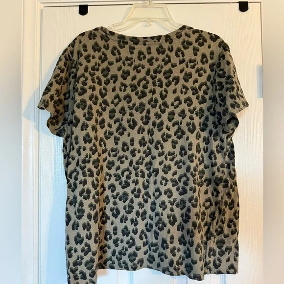 Lucky Brand Women’s Olive Leopard Pocket Tee size XL - Picture 2 of 7